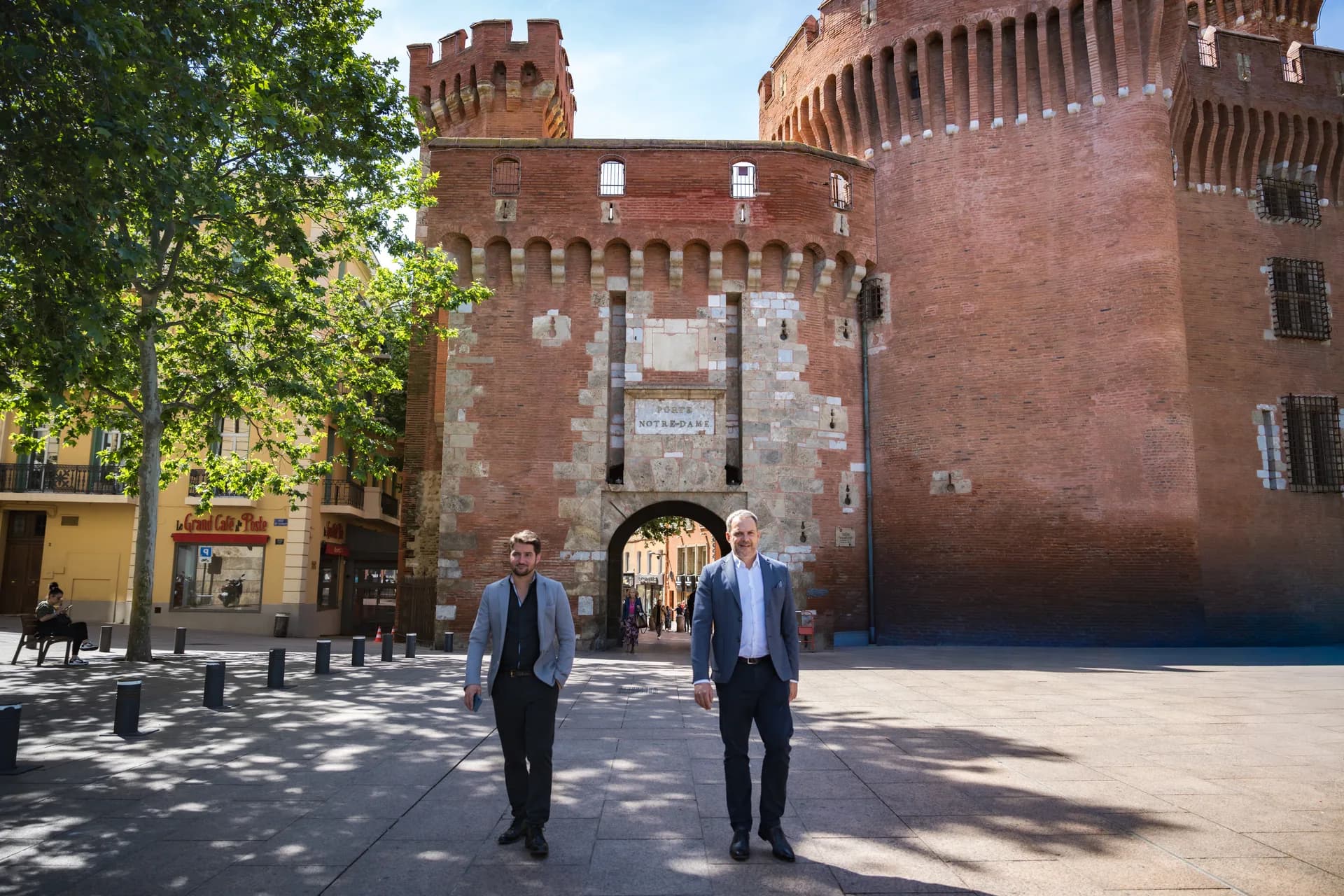 Anthony Zen et Thomas Riera devant le Castillet, à Perpignan